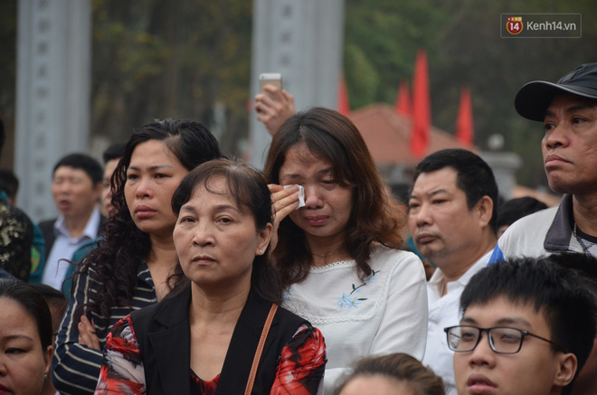Những giọt nước mắt bịn rịn của người thân ngày tiễn tân binh lên đường nhập ngũ Những giọt nước mắt bịn rịn của người thân ngày tiễn tân binh lên đường nhập ngũ